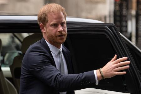 Prinz Harry fordert halbe Million Euro Schadenersatz von MGN Prinz Harry fordert halbe Million Euro Schadenersatz von MGN