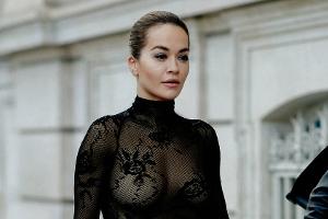 Rita Ora kommt ohne BH zur Fashionshow