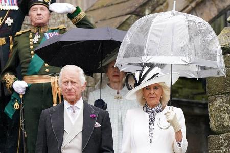 König Charles III. und Königin Camilla feiern Gartenparty im Regen König Charles III. und Königin Camilla feiern Gartenparty im Regen