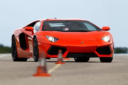 Lamborghini Aventador LP 700-4, Frontansicht, Slalom