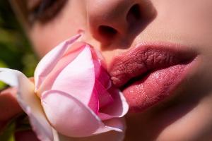 Der Beauty-Trend Lip Bloss sorgt für super-softe Lippen