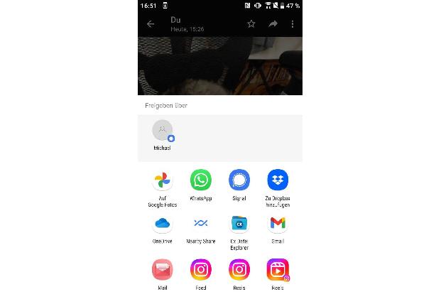 Dateien lassen sich über das Teilen-Menü der einzelnen Messenger in Cloudspeicher wie Google Fotos, Onedrive oder Dropbox übertragen. Der Zugriff vom PC aus erfolgt dann wie gewohnt.