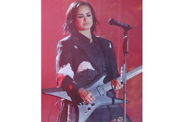 Auch Demi Lovato ist dem Tod gerade noch einmal von der Schippe gesprungen. Im Juli 2018 spritzte sich die Sängerin Heroin – und hätte das fast mit ihrem Leben bezahlt. Sie nahm eine Überdosis, wurde ...