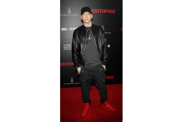 Eminem gestand in seiner Biografie, vom Schmerzmittel Vicodin abhängig gewesen zu sein. 2007 habe er 30 Tabletten am Tag genommen, das Äquivalent von vier Packungen Heroin. Als er von Ärzten behandelt ...