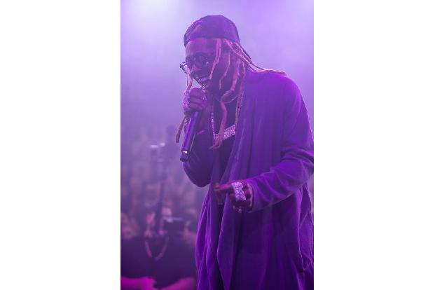 Lil Wayne ist zwar nicht den klassischen Drogen zugetan, doch er konsumiert gern ein Getränk, welches codeinhaltigen Hustensaft enthält. Das ist gerade für ihn besonders gefährlich, denn er neigt scho ...