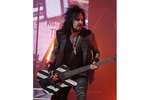Nikki Sixx von Mötley Crüe ging den extremsten Weg. Er spritzte Heroin und trank Unmengen an Alkohol. Schließlich kollabierte der Bassist. Auf dem Weg ins Krankenhaus wurde er sogar für zwei Minuten f ...