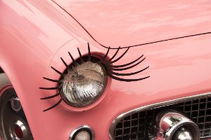 Von Scheinwerfer-Wimpern bis Sternenhimmel: So verrückt können Sie Ihr Auto ausstatten