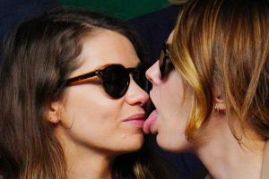 Cara Delevingne züngelt mit ihrer Freundin in Wimbledon
