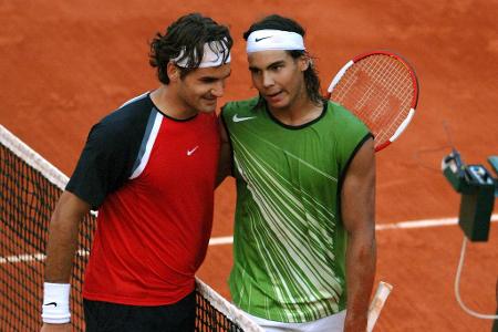 Das erste Mal - 2005 hält neben den Grand-Slam-Titeln fünf und sechs auch ein Novum parat. Bei den French Open trifft Federer erstmals bei einem Grand Slam auf Rafael Nadal. Der Schweizer verliert das Halbfinale, die Rivalität wird das Welt-Tennis aber noch lange beschäftigen.