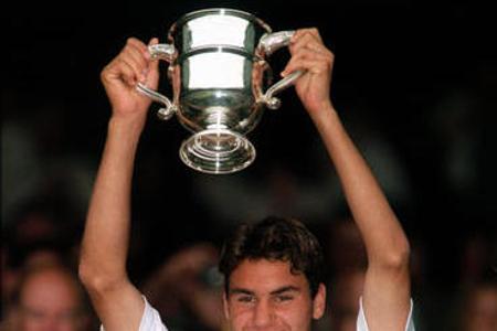 Debüt und erster Titel auf dem heiligen Grün - Mit 16 Jahren debütiert Roger Federer 1998 auf der ATP-Tour, seine ersten Erfolge feiert der Schweizer in Toulouse, wo er das Viertelfinale erreicht. Zudem sichert sich Federer in Wimbledon seinen einzigen Grand Slam auf Juniorenebene und gewinnt den prestigeträchtigen Orange Bowl.