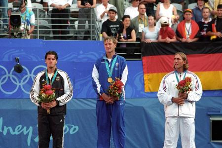 Olympische Luft - Zu den Olympischen Spielen von Sydney reist Federer bereits als Nummer 36 des Rankings. In Australien scheitert der Newcomer erst im Halbfinale am späteren Silbermedaillengewinner Tommy Haas. Im Match um Bronze weist der Franzose Arnaud Di Pasquale Federer in die Schranken.