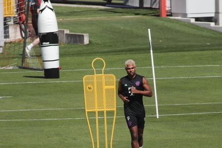 Serge Gnabry präsentiert neue Friseur