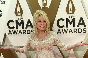 Dolly Parton möchte tot auf der Bühne umfallen