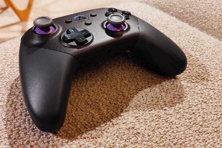 Obwohl der Luna-Controller mit 70 Euro etwas teurer ist, bietet er eine exzellente Verarbeitung. Er verfügt über eine großartige Haptik, ein hochwertiges Finish und ausgezeichnete Analogsticks. Für uns ist die Qualität des Controllers wichtiger als ein günstigeres Gamepad, aber es besteht auch die Möglichkeit, jeden anderen Bluetooth-Controller zu verwenden.