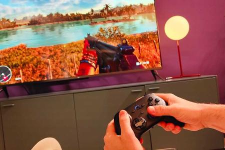 Basierend auf unseren Erfahrungen bietet der Luna-Controller die beste Spielerfahrung, da er auf Cloud Direct basiert. Das bedeutet, dass er über eine Wifi-Verbindung direkt mit den Amazon-Servern kommuniziert, was zu minimaler Verzögerung (Lag) führt.