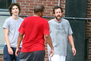 Timothée Chalamet und Adam Sandler spielen eine Runde Basketball
