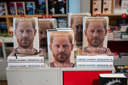 Prinz Harrys Memoiren landen bei Urlaubern im Müll