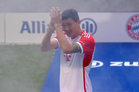 Erster Auftritt im Bayern-Trikot - Neuzugang Kim Min-jae präsentierte sich zum ersten Mal im neuen Jersey. Unter tosendem Applaus betrat der neue Abwehrchef den Rasen.