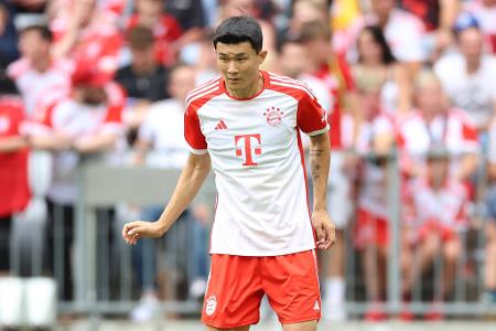 Ab an den Ball - Nach dem Einlaufen arbeitete die Mannschaft viel mit dem Ball. Kim Min-jae fand sich sofort gut zurecht.