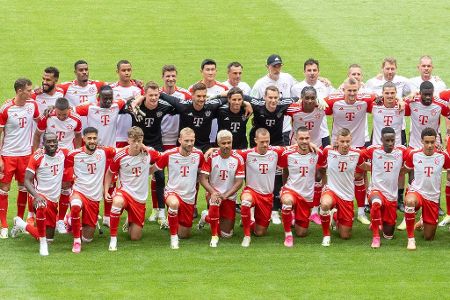 Die besten Bilder der Teampräsentation des FC Bayern - Am Sonntagnachmittag präsentierte der FC Bayern in der Allianz Arena seinen Fans die Mannschaft für die Saison 2023/24. Mit bester Laune betraten die Stars den Rasen und ließen sich von den Anhängern feiern. Dabei gab es die ein oder andere Überraschung. Nach der Vorstellung folgte eine Trainingseinheit. Wir haben die besten Bilder zusammengestellt: