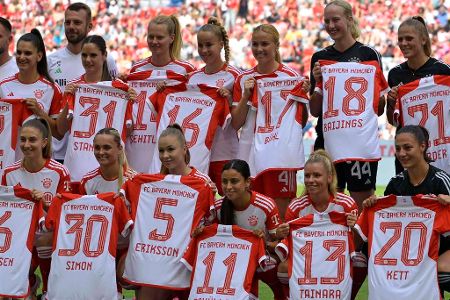 Zuerst die Meister-Frauen - Bevor die Herren an der Reihe waren, durfte sich die Damenmannschaft des FC Bayern den Fans präsentieren. Auch die Münchnerinnen gewannen die Meisterschaft in 2022/23.