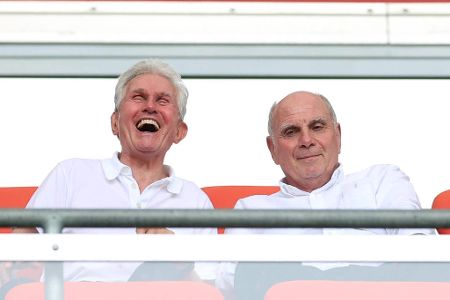 Legenden unter sich - Die neue Bayern-Mannschaft betrat unter den wachsamen Augen von Uli Hoeneß und Jupp Heynckes die Arena. Der einstige Erfolgstrainer war wegen eines Legendenspiels eigens angereist.
