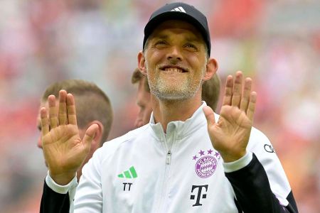 Beste Laune beim Chef - Ein bestens gelaunter Thomas Tuchel betrat als letztes den Rasen der Allianz Arena.