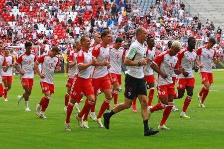 Lockeres Einlaufen - Einige Runden drehte die Mannschaft durch das Stadion bevor das Training mit dem Ball losging.