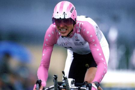 Der erste große Titel - Noch vor seiner ersten Tour-Teilnahme sichert sich Ullrich seinen Premierentitel bei den deutschen Meisterschaften - 1995 im Kampf gegen die Uhr. 1997 und 2001 kürt sich Ullrich zudem zum Straßenmeister.