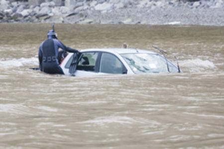 Überschwemmtes Fahrzeug