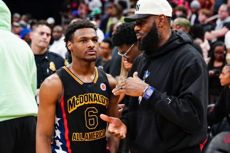 Bronny James nach Herzstillstand aus Krankenhaus entlassen Bronny James nach Herzstillstand aus Krankenhaus entlassen