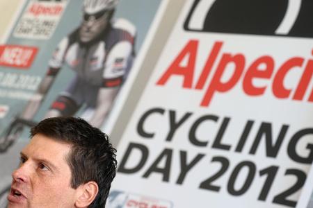 Nicht mehr erwünscht im Radsport - Im Radsport fasst Ullrich nach seiner aktiven Laufbahn nicht mehr Fuß. Eine Zusammenarbeit mit dem Team-Sponsor Alpecin ('Doping für die Haare') beschert dem umstrittenen Ex-Sportler 2012 Negativschlagzeilen. 2017 tritt Ullrich nach wenigen Tagen als Sportlicher Leiter von 'Rund um Köln' zurück.