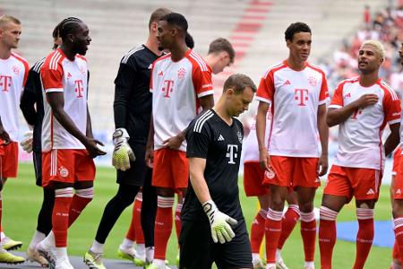 Der Kapitän lässt auf sich warten - Manuel Neuer fehlte zunächst auf dem Podium. Als letzter Spieler wurde der Kapitän von den Zuschauern empfangen.