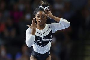Biles feiert starkes Comeback nach zwei Jahren Pause