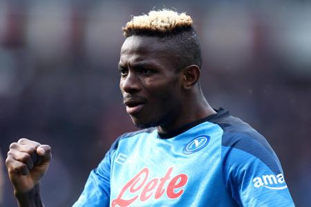 Victor Osimhen | 24 | SSC Neapel - Mit 26 Toren wurde der ehemalige Wolfsburg-Flop Torschützenkönig der Serie A und hatte großen Anteil an Napolis erster Meisterschaft seit 1990. Der 'kicker' hatte zwischenzeitlich von einem konkreten Interesse der Münchner berichtet. Napoli will den Nigerianer aber unbedingt halten. Berichten zufolge lehnten die Süditaliener vor kurzem sogar eine 140-Millionen-Euro-Offerte von Al-Hilal ab.