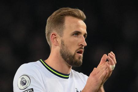 Stürmersuche beim FC Bayern: Die Alternativen zu Harry Kane im Check! - Dass der FC Bayern an Harry Kane interessiert ist, ist längst kein Geheimnis mehr. Doch obwohl sich die Münchner im Poker um den englischen Stürmerstar weit aus dem Fenster lehnen, ist keine Einigung mit Tottenham in Sicht. Was passiert, sollte der Kane-Deal nicht zustande kommen? Dann muss ein anderer Neuner her. Hier kommen die Namen, die besonders heiß gehandelt werden: