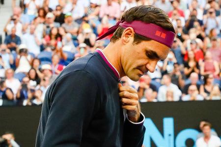 Corona und das Knie - Nach einem Wohltätigkeitsmatch in Südafrika gegen Rafael Nadal lässt sich Roger Federer am Knie operieren, die lange Zeit wegen der Corona-Pandemie unterbrochene Tennis-Saison 2020 hat er für sich wegen der Eingriffe vorzeitig beendet. Seine Rückkehr gestaltet sich holprig. 2021 folgt sein Viertelfinal-Aus in Wimbledon.