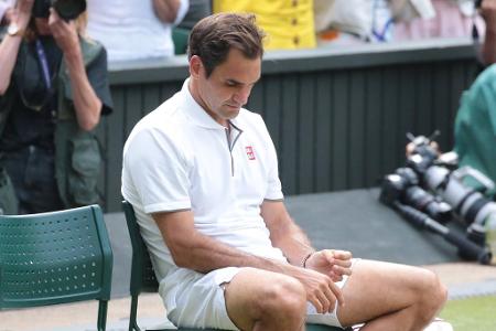 Bitterste Pleite der Karriere? - Was für ein tragischer Moment! Roger Federer unterliegt in einem hochdramatischen Wimbledon-Finale am 14. Juli 2019 im fünften Satz mit 12:13 gegen Novak Djokovic. Zuvor hatte er bereits zwei eigene Matchbälle vergeben. Diese hauchdünne Niederlage bedeutet eine der bittersten Pleiten überhaupt in in der Karriere des Maestros.