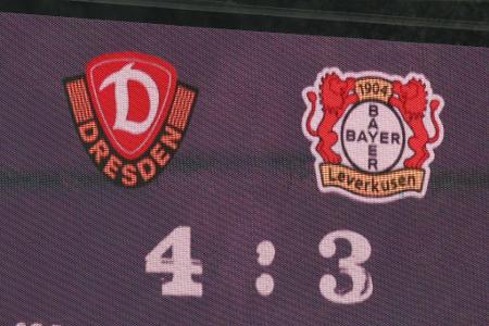 Dresden siegt nach irrer Aufholjagd - 2011/12 streicht Bayer Leverkusen frühzeitig und spektakulär die Segel. Bis zur 68. Minute bestimmt der Favorit mit einer sicheren 3:0-Führung das Spiel gegen Dynamo Dresden. Dann übernehmen die Sachsen das Kommando und gewinnen nach Verlängerung noch 4:3.