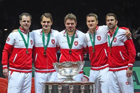 Letztes Puzzlestück - An der Seite von Stan Wawrinka, Marco Chiundinelli und Michael Lammer erringt Federer 2014 den letzten großen Titel, der den Eidgenossen noch fehlte: den Davis Cup. Zudem gewinnt Federer fünf weitere Titel und niemand mehr Spiele auf der Tour.