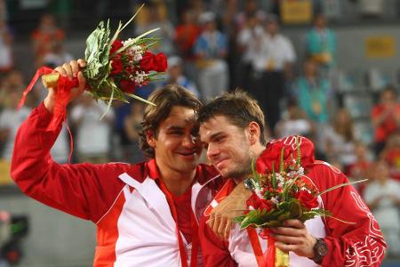Goldene Eidgenossen - Bei den Sommerspielen 2008 erfüllt sich Federer auch seinen olympischen Traum: Mit Stan Wawrinka holt er Gold im Doppel. Zudem gibt es 'nur' einen Grand-Slam-Titel und einige überraschende Pleiten. Wie sich im Nachhinein rausstellt, leidet der Schweizer am Pfeifferschen Drüsenfieber.