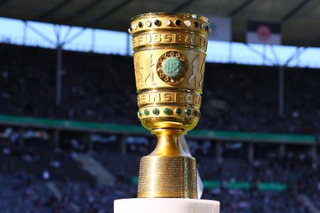 Raus ohne Applaus: Die größten Blamagen im DFB-Pokal - Kaum ein Wettbewerb steht so sinnbildlich für das Duell zwischen David und Goliath wie der DFB-Pokal - aus gutem Grund. In der Vergangenheit sind die Großen immer wieder über die vermeintlich Kleinen gestolpert. Das sind die zehn spektakulärsten Favoritenstürze in der Pokal-Geschichte: