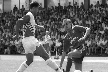 Den großen FC Bayern trifft es mehrfach - Und nochmal Bayern: Eine weitere bittere Niederlage holen sich die Münchner Profis bereits im DFB-Pokal 1990/1991 in Weinheim ab. Die mit frischgebackenen Weltmeistern gespickte Elf - rund um Jürgen Kohler und Klaus Augenthaler - verliert gegen die Amateure auch hier mit 0:1 und scheidet völlig unerwartet in der ersten Runde aus.