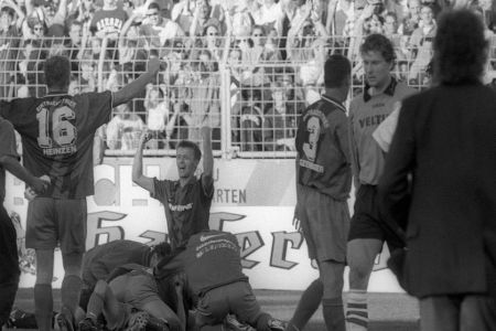Aus für den UEFA-Cup- und den Champions-League-Sieger - In der zweiten Runde kann Pokalschreck Eintracht Trier 1997 einen Sensationserfolg gegen Schalke 04 einfahren. Für den Treffer des Tages gegen die 'Euro-Fighter' sorgt Rudolf Thömmes in der 76. Minute. Nach dem Sieg über den UEFA-Cup-Gewinner bezwingen die Trierer anschließend auch den amtierenden Champions-League-Sieger Borussia Dortmund im Achtelfinale mit 2:1. Erst im Halbfinale ist Schluss.