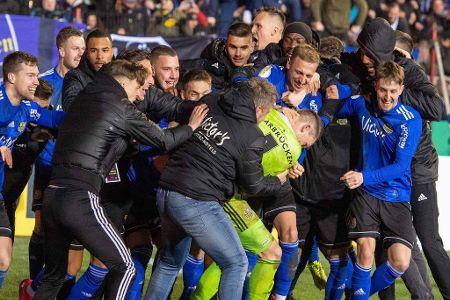 Viertligist marschiert bis ins Halbfinale - In der Saison 2019/2020 arbeitet sich der 1. FC Saarbrücken bis ins Viertelfinale vor, schlägt dort den Bundesligisten Fortuna Düsseldorf mit 8:7 in einem verrückten Krimi vom Punkt. Keeper Daniel Batz hält drei Elfmeter, nachdem er im Spiel schon einen Strafstoß entschärft hatte und sorgt für den historischen Einzug eines Viertligisten ins Halbfinale. Dort ist gegen Leverkusen Schluss.