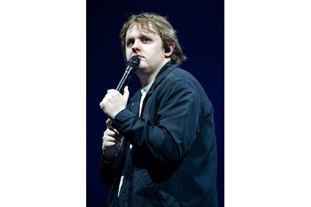 Lewis Capaldi hat ebenfalls eine interessante Geschichte zu erzählen, obwohl er mit 26 Jahren vermutlich noch am Anfang seiner Pop-Karriere steht. Der Sänger muss immer wieder gesundheitliche Probleme ...