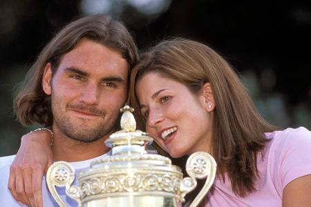 Der erste Grand Slam - Bei den All England Championships 2003 erfüllt sich Federer seinen Traum. Er gibt nur einen Satz ab und lässt auch dem Australier Mark Philippoussis im Finale keine Chance. Bereits damals an Federers Seite ist Mirka Vavrinec. 2009 heiratet das Paar, im selben Jahr und 2014 bekommen sie Zwillinge.