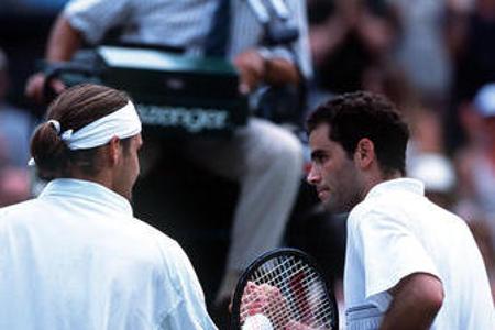 Großer Schritt auf dem Weg zur Wachablösung - Im selben Jahr ringt der mittlerweile 19-Jährige Großmeister Pete Sampras in Wimbledon nieder. Im Achtelfinale beendet Federer die Mammut-Serie von 31 Sampras-Siegen in Folge.
