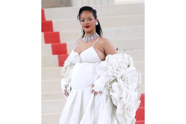Rihanna gelang mit ihrem zweiten Sohn gleich ein Doppelschlag. Sie konnte ihre Schwangerschaft bis zum Auftritt bei der Super-Bowl-Halbzeitshow geheim halten, enthüllte ihren Babybauch vor den Augen d ... Rihanna gelang mit ihrem zweiten Sohn gleich ein Doppelschlag. Sie konnte ihre Schwangerschaft bis zum Auftritt bei der Super-Bowl-Halbzeitshow geheim halten, enthüllte ihren Babybauch vor den Augen d ...