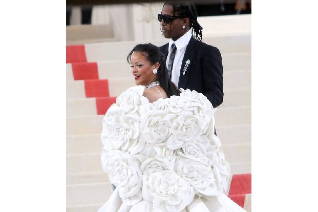 …erst jetzt wurde bekannt, dass Sprössling Nr.2 schon vor drei Wochen auf die Welt gekommen war. Rihanna und A$AP Rocky haben einen zweiten Sohn, dessen Name mit dem Buchstaben R beginnen soll. Alles ...
